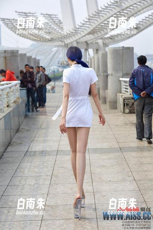 爱丝强势更新，依美人已在画面中乐开花，恰如那只不甘寂寞的苍蝇。-白南朱