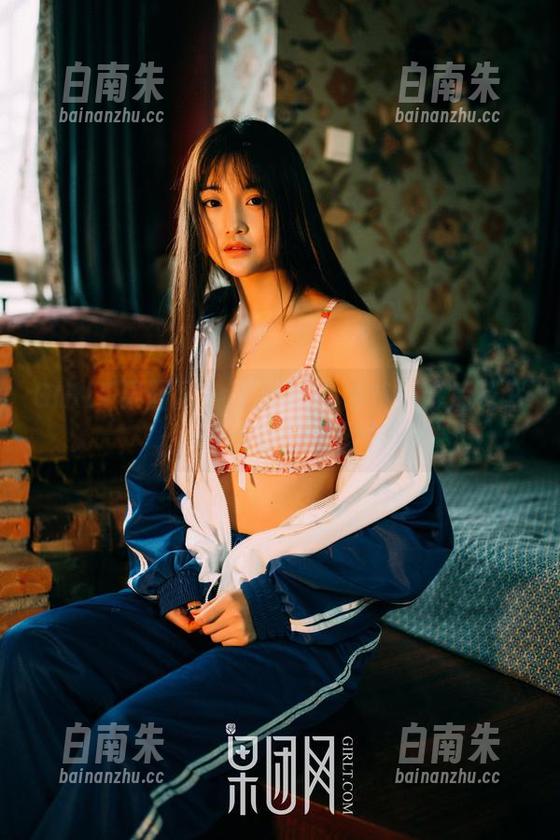 GIRLT果团网 - 王语纯小秘书的幕后花絮：奇葩办公室图包-白南朱