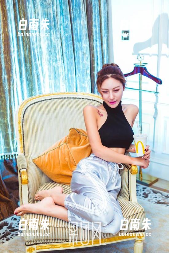 GIRLT果团网 - 王语纯校服作品，图片里的姿态竟然如此吸引-白南朱