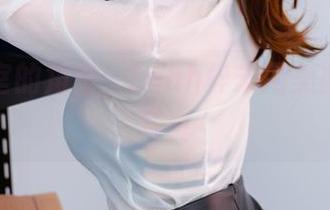 在办公室的角落，Leah梓未用美图记录了写真