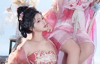 原图中的Natsuko夏夏子，跟圣诞魔太郎玩变脸