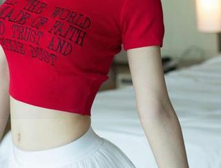 UGirls尤果网 - 一瞬间就被萌化，孟狐狸的校服私拍美图让我嘴角上扬！