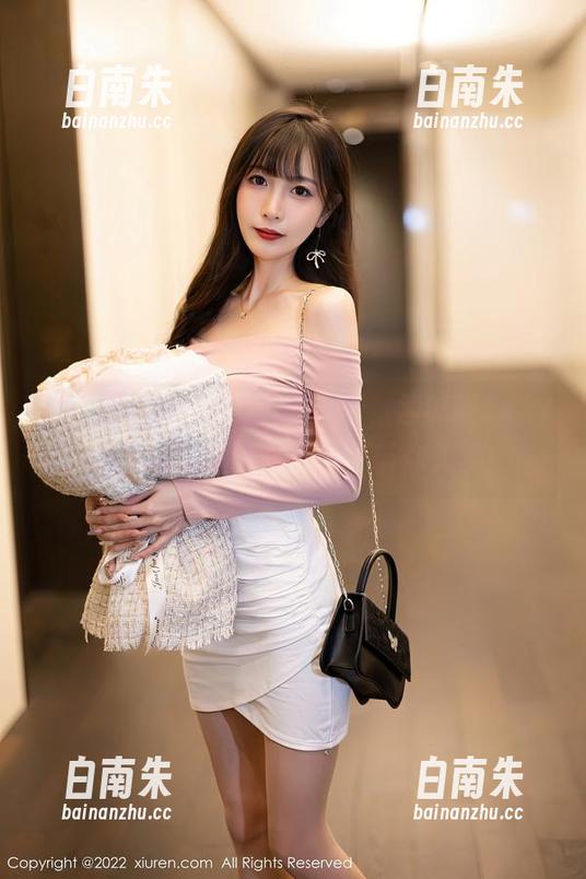 Xiuren秀人网 - 猛戳更新，孟狐狸FoxYini的美足轻轻一‘踩’带你入梦！-白南朱
