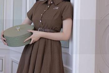 Xiuren秀人网 - 林月月自拍大作：在镜子前的思考，作品如同咖啡泡沫般轻松。