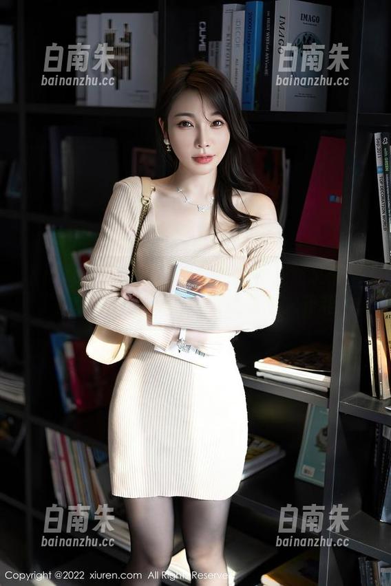 Xiuren秀人网 - 邹晶晶女王在线又带来了她的眼镜写真，竟然让我想入非非。-白南朱