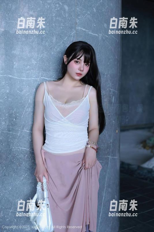 Xiuren秀人网 - 陈小花的圣诞图包：最新的‘人工雪人’出炉，你敢吗？-白南朱