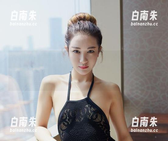 YouWu尤物馆 - 不是所有的狐狸都能在海边玩水，快来下载孟狐狸FoxYini的图包，化身海洋里的小狐狸！-白南朱