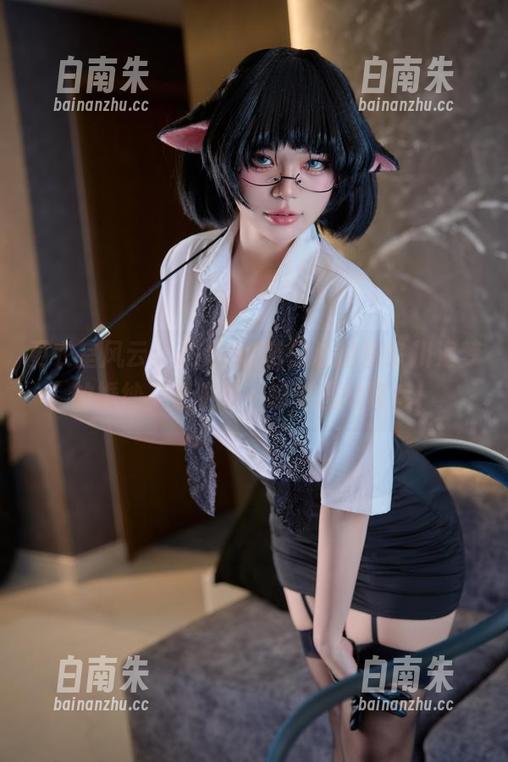 ZinieQ 更衣室风云:ZinieQ带你私拍喜多川海梦的婚纱,征服每一帧美图的背后!