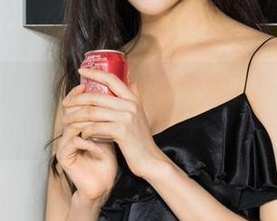 克拉女神 - 妮子的高清写真—她在死库水里悠游的样子。