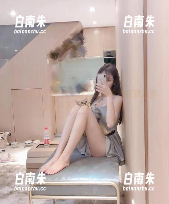 啾小妍化身肉丝：这种cos感觉在撩拨禁忌，一不小心就陷进去。-白南朱