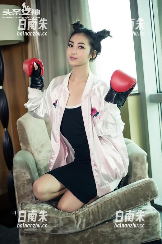 头条女神 - 刘瑾希写真，引人注目的白色：护士也可以是神秘的存在