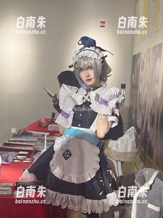 妖君白研 身份转换?看看妖君白研如何cos能天使莫斯提马,太有喜感了。