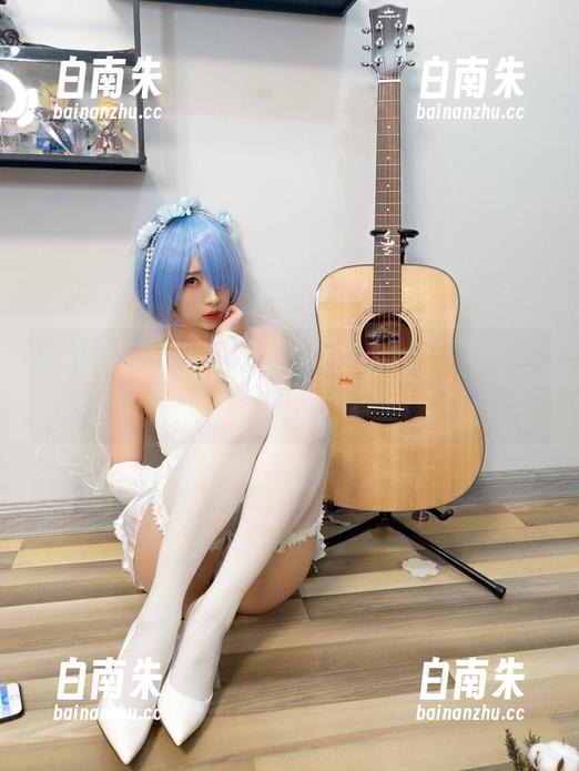 小女巫露娜却把豹纹穿出了“今日特价”的感觉，真逗。-白南朱