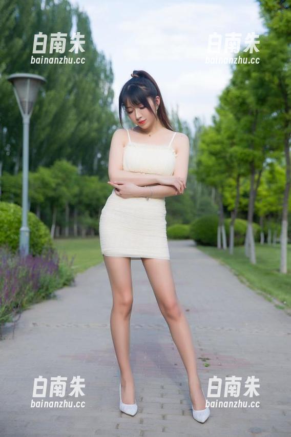 又来了，小女巫露娜的最新图集，果然是“御姐”塑造的现场，难以想象做这一切的心路历程。-白南朱
