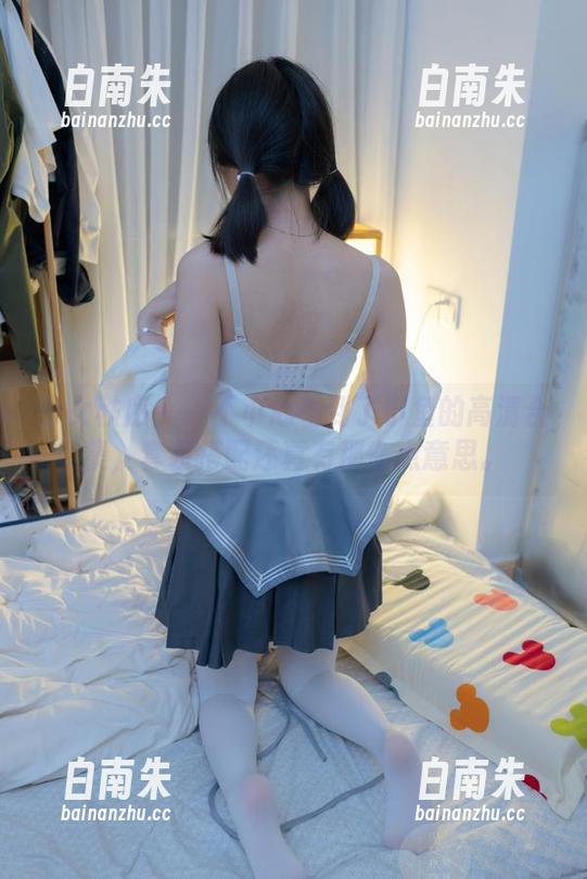 少女秩序 - 一不小心看到了小鱼的高清合集，套装搭配还真有那么点意思。-白南朱