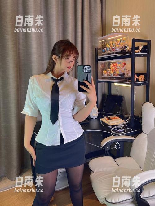 微密圈 - 只要进了网盘，你也能拥有张思允nice的皮衣写真，真香！