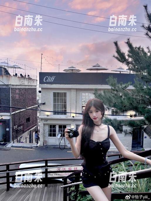 女王遇上镜头：怡子yiii的写真集让人心头一紧-白南朱
