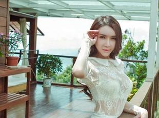 果团网 - 周妍希黑白图片合集：别再用“深邃”来掩盖你的猜测，真相不求被揭开