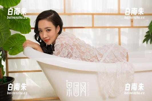 果团网上的叛逆少女：图片里她在对你做鬼脸，哈哈！-白南朱