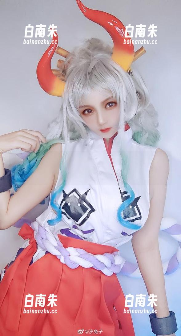 汐兔子COS的公孙离，从姿势到神态都太绝有木有？这组图片直击内心了。-白南朱