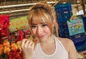 爱丝 - 原图里的何冉和她的白裙，偶尔那飘动的裙摆，看得我脑海里都是风。