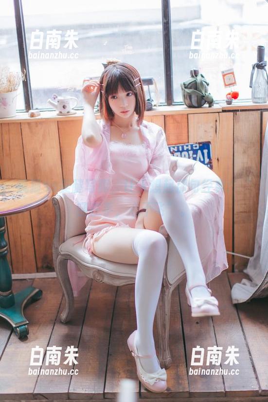 疯猫ss美腿写真，让人想起那句经典：“腿在手，心不飞”。-白南朱