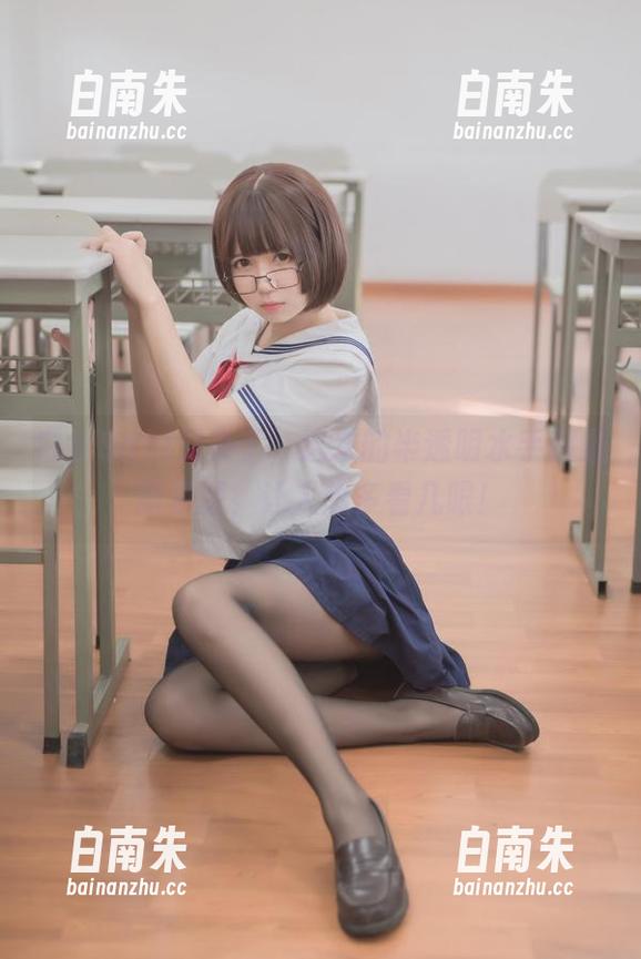 白金Saki又来了，这次的半透明水手服最新资源，让人想多看几眼！-白南朱