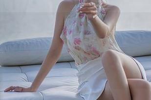 秀人网 - 不得不说，卡卡酱和她的女友图包就像美酒加咖啡，想来一杯吗？下载吧！