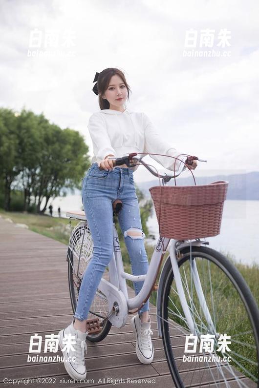 秀人网 - 小逗逗的海边合集：这张图让我对“晒黑”有了新认知-白南朱