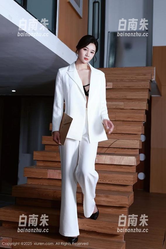秀人网 - 月野兔美妞の精选写真集：清纯得像童话里的公主，每个角落都在召唤小动物！-白南朱