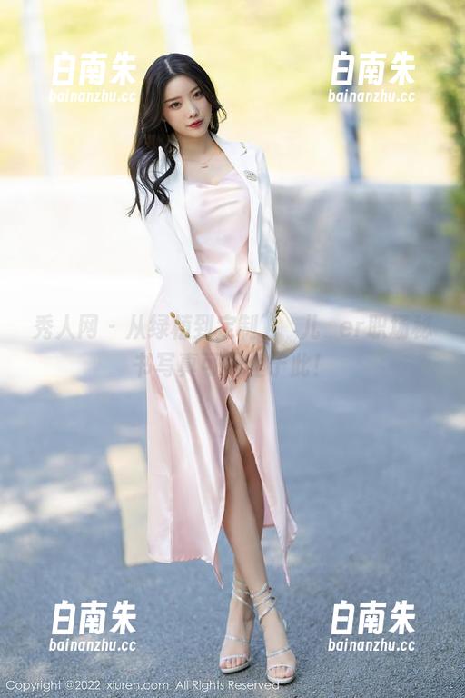 秀人网-玥儿玥er 秀人网 - 从绿植到定制,玥儿玥er职场秘书写真可不止于此!