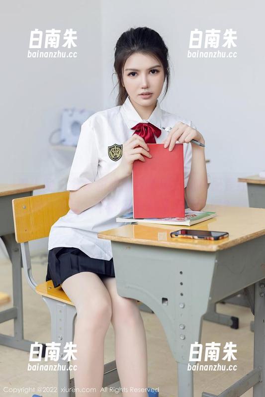 秀人网 - 分享甜妮的水手服，这搭配是经典…不过，不带风筝就太无趣了吧？-白南朱