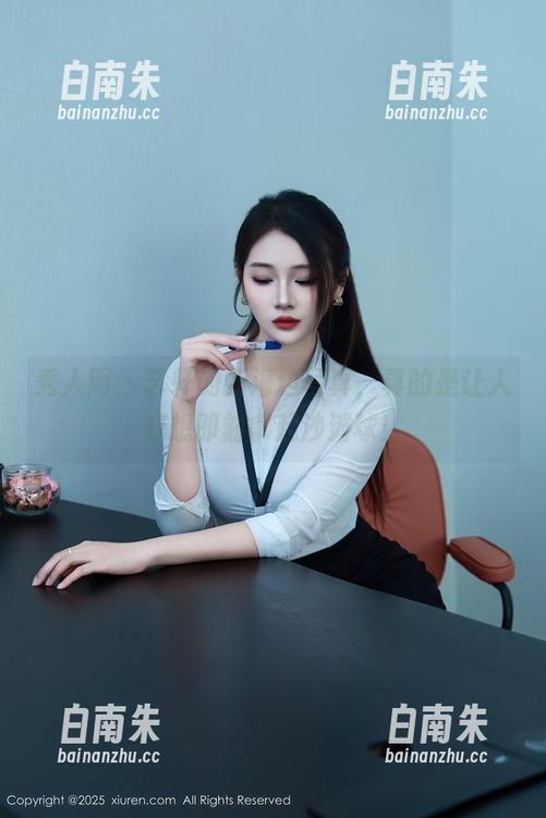 秀人网 - 艺轩的新海边写真，真的是让人好想即刻拿起沙滩球！-白南朱