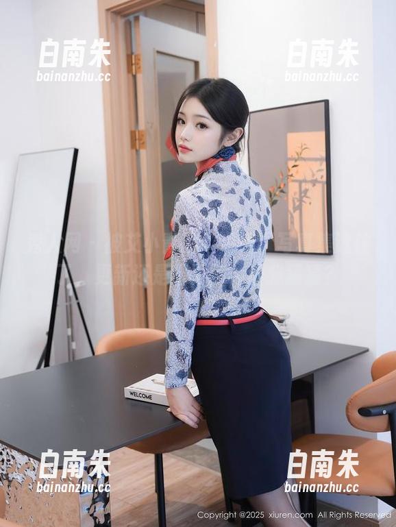 秀人网 - 被艾小青的“清纯”写真集迷住了，更新还是不更新，让我猜猜？-白南朱