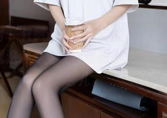 秀人网 - 只想说，蛋蛋宝的在线美脚图集，让我这种专业观众也忍不住想多停留一会儿。