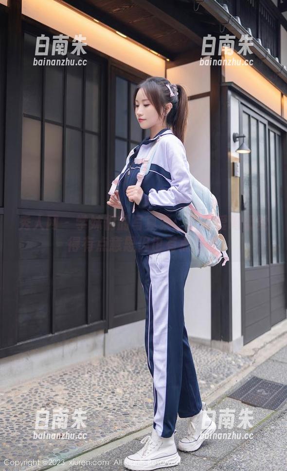 秀人网 - 学妹们的写真集：软糖爱喝奶觉得有点意思但也有点尴尬-白南朱