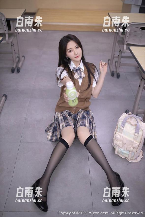 秀人网 - 养眼不如雪瑞Lisa的双人写真，观看后我决定去买双新鞋，以便能更好地凹个造型！-白南朱