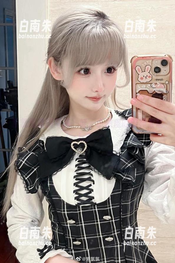紫氯氯最新写真，哇，小恶魔的眼神太迷人了。-白南朱
