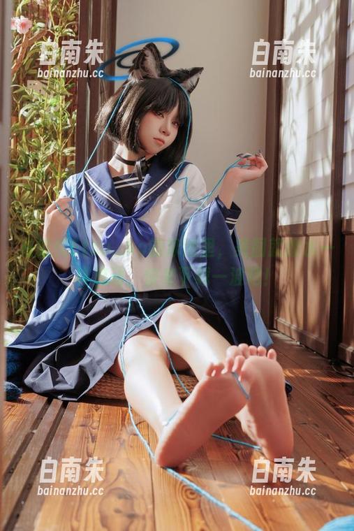 在纸悦Etsu_ko的泳池里，美图就像水一样流动，快来下载一波吧！-白南朱