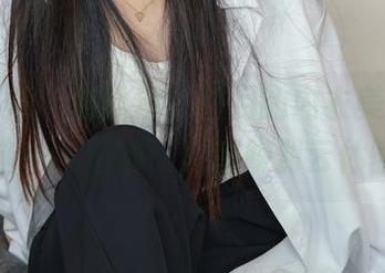 绮梦摄影 - 别犹豫，月月的内衣美图下载二选一，选哪一件都赚到云体验！