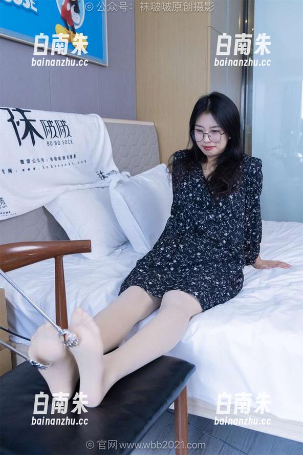 袜啵啵 - 小甜豆的福利专场：在原图中，对丝袜和裸足的依依不舍。-白南朱