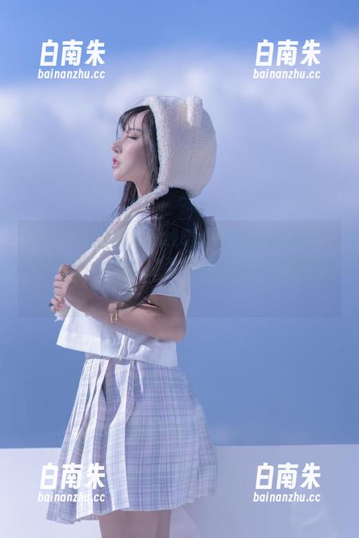 原图中的过期米线线喵，长腿修得像是另一种境界，壁纸能否捕捉到这种轻盈的舞动？-白南朱