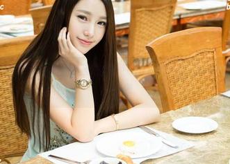 青豆客 - 在泳池边吃冰淇淋的黄可christine：私拍图包加点夏日气息
