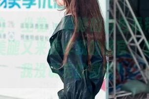 魔镜街拍 - 坐稳，婷婷的白色吊带连衣裙和黑丝美腿又来轰炸我的感官，套图分享我没说完的感叹！