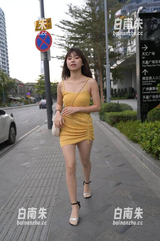 魔镜街拍 - 玲玲VS车：一段无声的街拍乐章，这原图包里藏着我心声——别叫我只会驾车！
