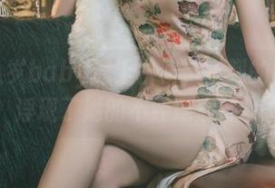 当鹿八岁baby遇上白裙，定制的图片里浮现了她的不经意鹿态。